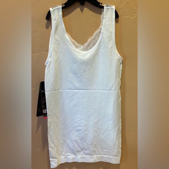 BODY BEAUTIFUL White Shaping Seamless Tank Top With Lace Trim Size M/L NWTS - Picture 7 of 7